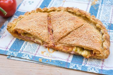 Geleneksel turta, ahşapla kaplanmış pizza.