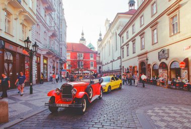 Eski tarihi taksi caddeye park etmiş. Kızıl Prag