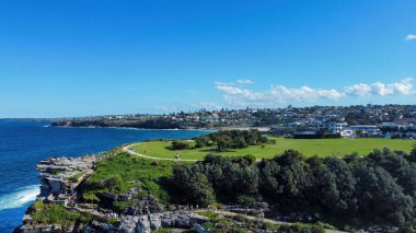Yeşil doğası ve güneş altındaki yerleşim yerlerinin olduğu güzel bir yarımada ya da ada manzarası.