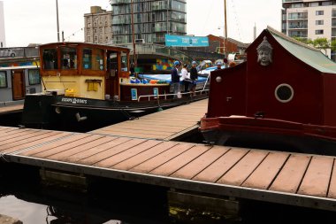 Dublin 'deki Grand Canal Rıhtımı' ndaki limana yanaşan teknelerin görüntüsü.