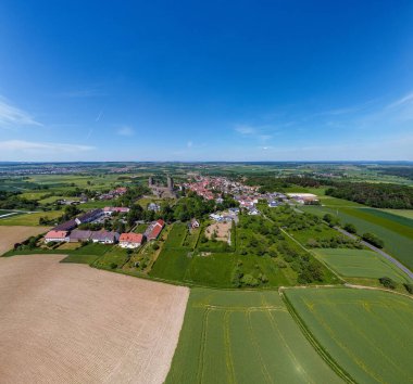 Yeşil tarlaların yanında güzel bir ev manzarası