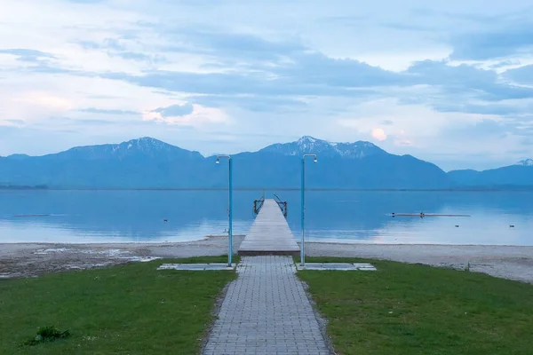 Beautiful Shot Seebruck Chiemsee Pier Sea Bavaria Mountains Front Clouds — Stock Photo, Image