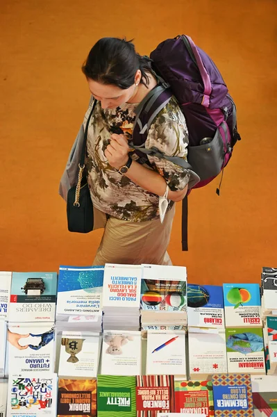 Uma Foto Vertical Uma Jovem Turista Olhando Para Livros Cultura — Fotografia de Stock