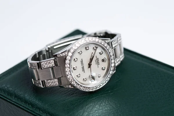 Close Rolex Cima Uma Caixa Verde Fundo Branco — Fotografia de Stock