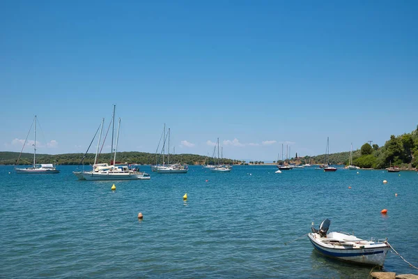 Boote Und Segelboote Vor Anker Einem Geschützten Hafen Dorf Milina — Stockfoto