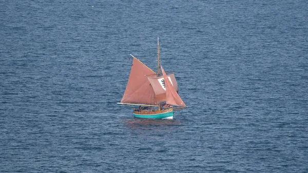 Исторический Красный Корабль Плывущий Ветреной Воде — стоковое фото