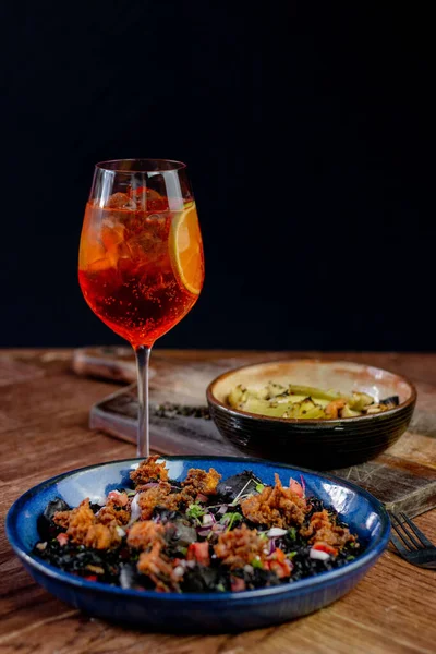 Färska Rätterna Och Ett Glas Dryck Ett Restaurangbord — Stockfoto