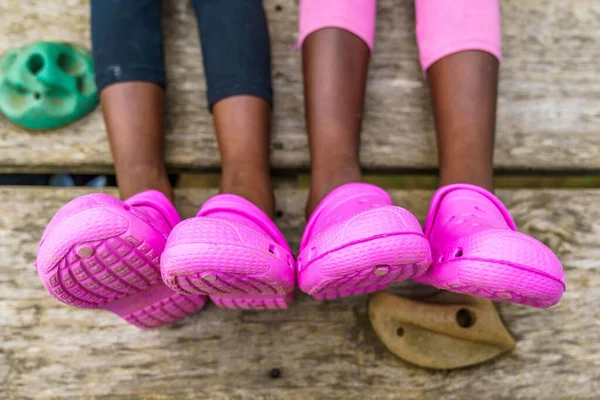 Крупный План Двух Детских Ног Розовых Резиновых Ботинках Забраться Детский — стоковое фото