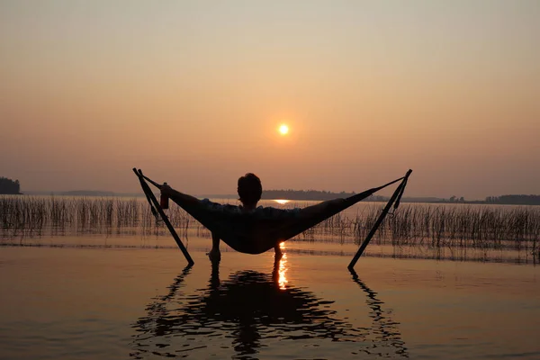 Мужчина Отдыхает Гамаке Прибрежной Зоне Против Закатного Неба Летом Мирное — стоковое фото