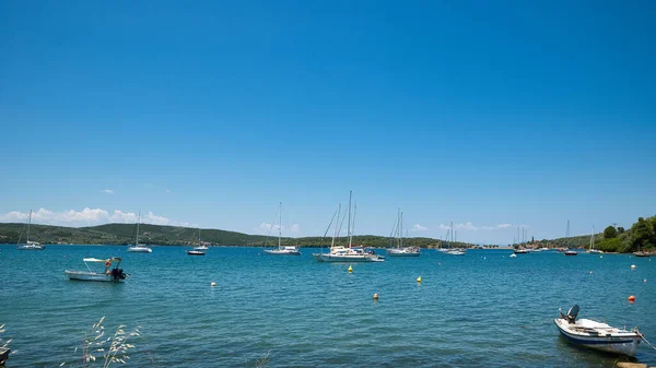 Barcos Veleros Amarrados Puerto Protegido Pueblo Milina Grecia — Foto de Stock