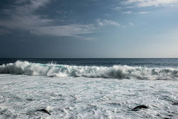 Malebný Pohled Oceánské Vlny Narážející Pobřeží Madeiře Portugalsku Kalném Pozadí — Stock fotografie
