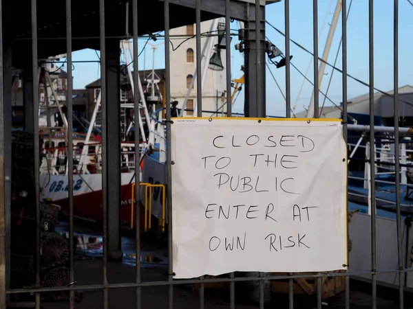 Quelques Chantiers Navals Avec Des Bateaux Derrière Des Portes Métalliques — Photo