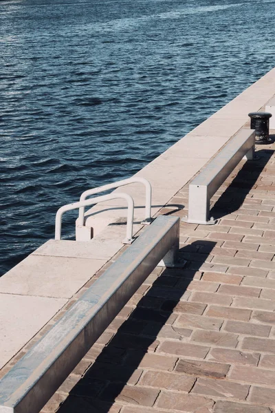 Die Weißen Metallgeländer Kai Gegen Das Blaue Wasser — Stockfoto