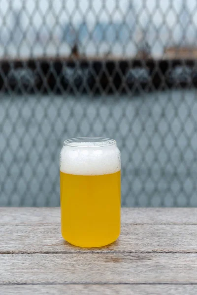 啤酒杯子里的码头上有淡淡的啤酒 没有品牌 — 图库照片