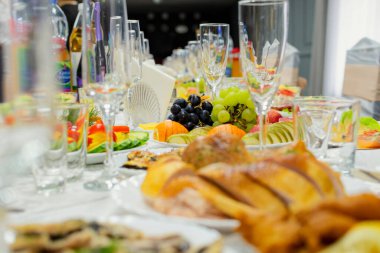 Lezzetli ve sağlıklı yemek ve şarap kadehleriyle süslü bir ziyafet masası..