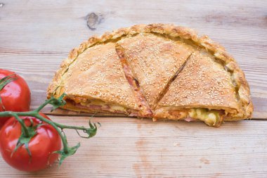 Geleneksel turta, ahşapla kaplanmış pizza.