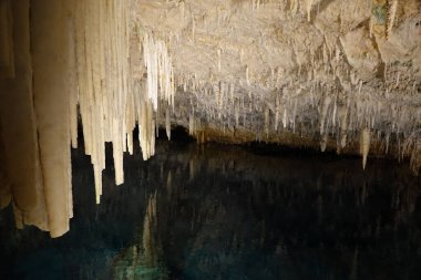 Sarkıtlar yeraltı gelgit gölü, kireç taşı mağarası, konsept: gizem, fantezi, cazibe, peri, peri, romantik