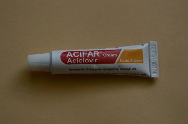 Kaşınan deriyi tedavi etmek için kullanılan mantar önleyici merhem. asiklovir