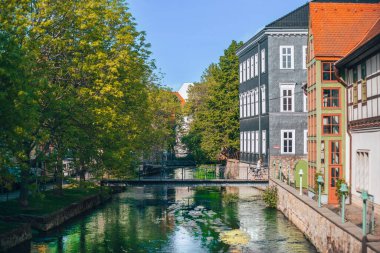 Etrafı yerleşim yerleriyle çevrili bir kasabadan akan bir nehrin manzarası.