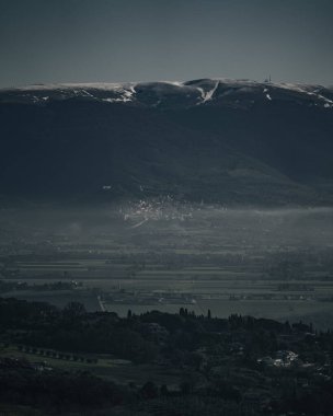 A beautiful landscape of the fields and mountains in Assisi