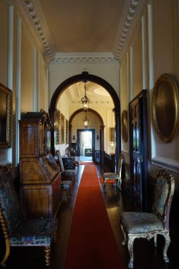 600 yıllık bir İngiliz evinin içinin dikey görüntüsü.