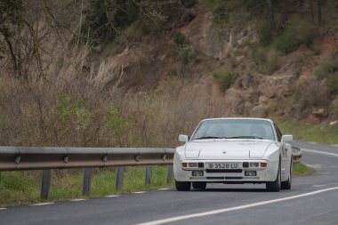 Almanya 'nın asfaltta çalışan arabası. Porsche 944