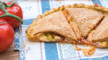 Geleneksel turta, ahşapla kaplanmış pizza.