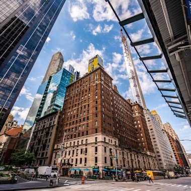 New York 'taki yüksek binaların alçak açılı görüntüsü.