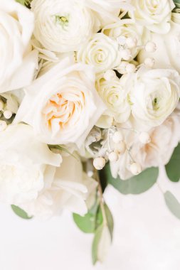 Güllü bir gelin buketinin yakın çekimi