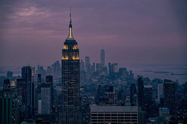 Empire State Binası Nın New York Taki Modern Gökdelenlerin Bulutlu — Stok fotoğraf