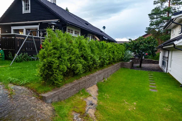 Green Garden Front House Dark Grey Walls Roof — Foto Stock