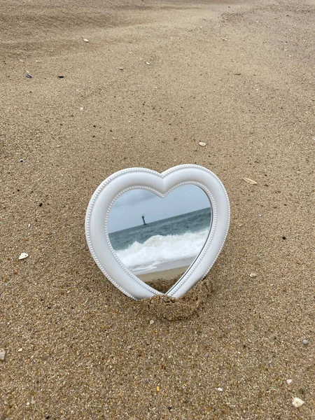 ภาพท สวยงามของกระจกห วใจบนชายหาดทราย ทะเลสะท อนในกระจก — ภาพถ่ายสต็อก