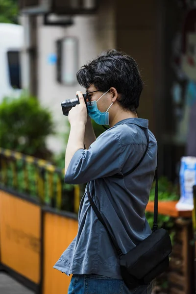 Мужчина Маске Лица Перекрестной Сумке Застреленный Камерой Улице Шанхае Время — стоковое фото
