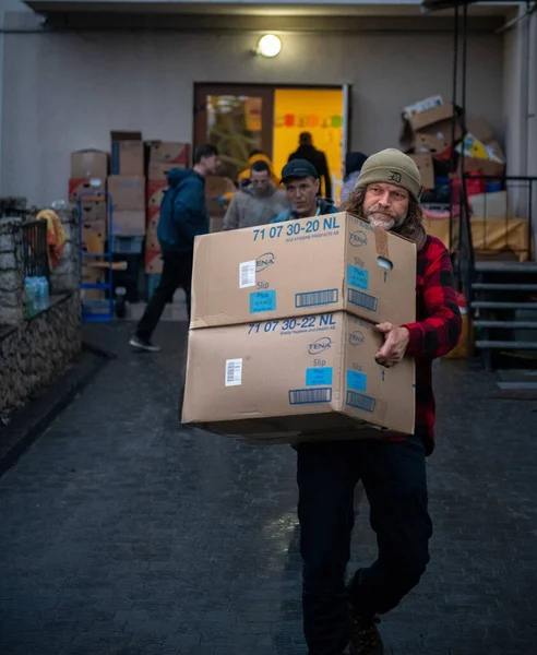 Ukrainian Volunteers Help Load Unload Distribute Aid Delivered Western Ukraine — Stock Photo, Image