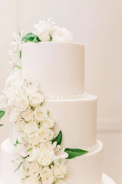 Ein Vertikaler Blick Auf Eine Schöne Hochzeitstorte Mit Weißen Rosen — Stockfoto