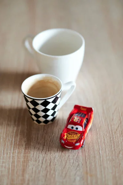 Vertical Shallow Focus Lightning Mcqueen Toy Car Next Cups Coffee — Fotografia de Stock