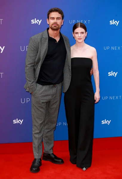 Theo James Rose Leslie Participam Evento Sky Next Theatre Royal — Fotografia de Stock