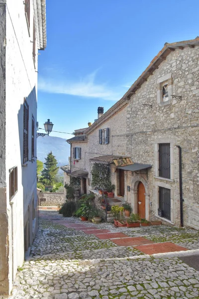 Veroli, Lazio, İtalya 'da dar bir sokağın dikey çekimi