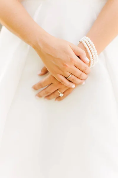 Ένα Κοντινό Πλάνο Της Νύφης Χέρια Δαχτυλίδια Και Μαργαριτάρι Βραχιόλι — Φωτογραφία Αρχείου