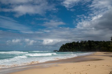 Playa Grande Rio San Juan plajında güneşli güzel bir gün bulutlu gökyüzü altında, Dominik Cumhuriyeti
