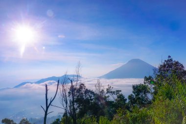 Sikunir Dieng Endonezya 'dan güzel bir gün doğumu manzarası. Arkasında bulutlar olan dağ