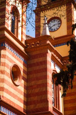 Güneşli bir günde bir saat kulesinin dikey çekimi.