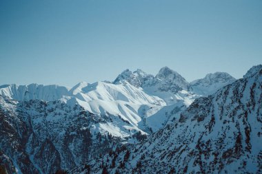 Güneşin altında karlı bir dağın güzel manzarası