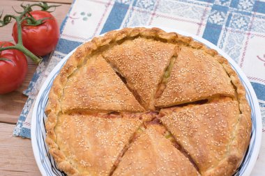 Kaplanmış pizza, aromatik tereyağı ve ince unla kaplanmış, bu puf böreği pizzanın tüm lezzetini ve tadını içeriyor.