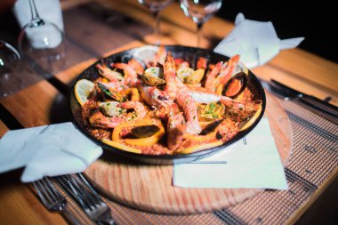 Taze Paella tabağı masada.