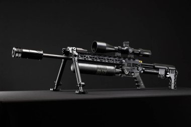 Siyah zemin üzerinde izole edilmiş bir FX çarpışma M3 hava tabancası