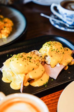 Çeşitli yemek türlerinin dikey çekimi - brunch ya da İngiliz kahvaltısı
