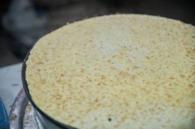 Meyve ve çikolatalı ızgarada leziz krep yapıyorum.