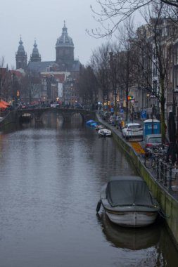Güzel bir şehir manzarası Amsterdam, Hollanda sisli bir günde