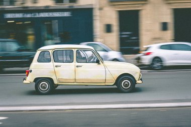 Sokaktaki klasik araba. Renault 4
